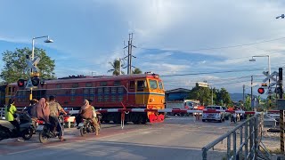 ขบวนรถด่วนพิเศษทักษิณที่ 38 เเละขบวนรถท้องถิ่นที่ 454 ผ่านจุดตัดถนนบ้านนัดโต๊ะโมง