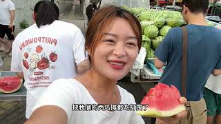 摆摊老公干劲十足，花4500又拉一车石头瓜🍉第一天看能卖多少钱？