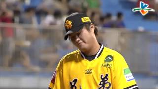 20130827 CPBL 桃猿VS象 7上 warning track 飛球遭郭健瑜接殺