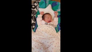 【baby】お昼寝から目覚めて気持ちよさそうにノビをする赤ちゃん #shorts