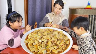 【农家的小勇】小勇蒸千层饼，做道麻辣豆腐，整点鸡爪，软糯入味，太馋人了