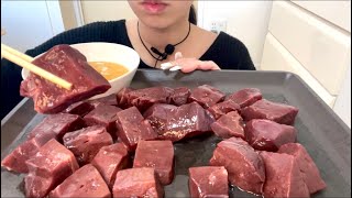 【ASMR，咀嚼音】Raw Beef Liver！牛のレバ刺し！