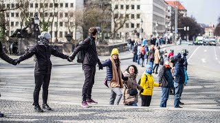 München: 2000 Teilnehmer bei Menschenkette gegen den Ukraine-Krieg