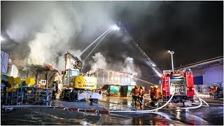 Brand bei Fysam: Ständig neue Flammen: Wie die Feuerwehr stundenlang gegen das Feuer kämpfte