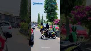 Momen Mobil Nyangkut di Atas Pembatas Jalan