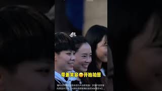 福冈总决赛男女选手进行大合影拍摄！莎莎不自觉望向男选手方向，大胖的表情管理好搞笑#孙颖莎#王楚钦#福冈总决赛