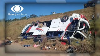 Ônibus de turismo cai em ribanceira e deixa 3 mortos e 37 feridos