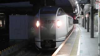 E259系　[特急]成田エクスプレス51号成田空港行き　新宿駅到着