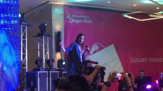 You're Such A - Hailee Steinfeld in Manila (Uptown Mall)