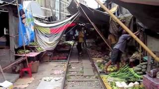 タイ国鉄 メークロン駅～傘たたみ市場 2008  Maeklong Market