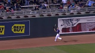 CLE@MIN: Schafer chases down Chisenhall's fly ball