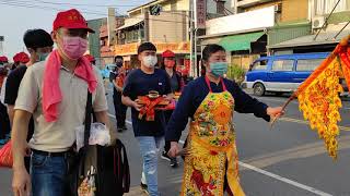 太子女乩拿令旗與燃香安五營大殿參禮～新營太子宮進香團（許家溫府千歲）