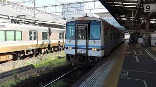 JR西日本キハ120-357(浜田色)+キハ120-359(岡山色)　ワンマン普通 津山行き　岡山駅9番のりば発車　2024年8月8日撮影