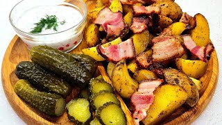 Смачна печена картопля з беконом та сметанно-часниковим соусом.Baked potatoes with bacon.