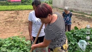 远嫁不如近嫁，妈妈看女儿女婿来一趟，把家里能拿出来的都让带走