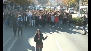 LIVE/Studentët nisin marshimin drejt Ministrisë së Arsimit