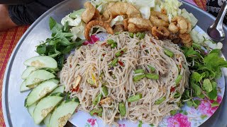 ตำข้าวปุ้นนัวๆถาดใหญ่ จะกินหมดไหม มาลุ้นกัน | ຕຳເຂົ້າປຸ້ນແຊບໆ ຈົນສວດຈານ ບໍ່ເຫລືອ