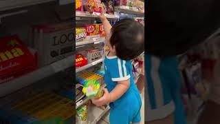 【1歳3ヶ月】はじめてのおつかい♪お菓子をカゴにどんどん入れて行くはるくん🤣#かのんちゃんいろちゃん #shorts #はじめてのおつかい #赤ちゃん