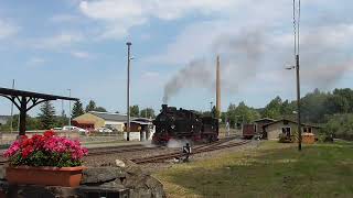 125 Jahre Fichtelbergbahn☆ 99 713 und 99 1608-1 dampfen am 5. August 2022 durch den Bahnhof Cranzahl