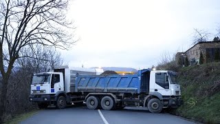 La tension monte au Kosovo : des Serbes bloquent la circulation, Pristina reporte des élections