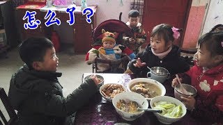 小希陪五個孩子吃早飯，二寶耍橫硬是不吃，到底咋回事？【鄉野小希】