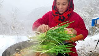 鵝毛大雪不停落，歐妹4斤肥腸做火鍋，大蔥白菜煮一起吃得真過癮record my rural life