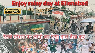 enjoy rainy day at ellenabad public reaction at railway station | लोगो का ऐसा हाल बारिश का आनंद लिया