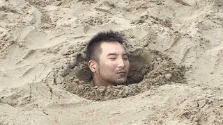 #47【谷阿莫Life】普通人像鬼作秀電影被埋在沙灘上剩一個頭，能獨自掙脫嗎