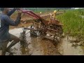 Traktor joki muda menggunakan gelebeg saat membajak sawah.