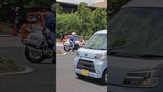 転回しようとしている白バイ🏍🚨