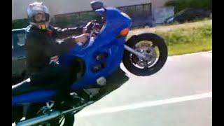 Suzuki GSX 600 F wheelie