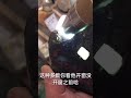 翡翠 賭石：這種就是皮克料，沙粒翻起扎手，皮壳沒有表現