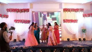 Groom Dances with his Beautiful sisters for the Bride | Saajanji Ghar aaya | Tenu Leke #sangeet
