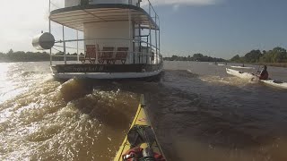 Kayakeando las olas de catamaranes y chatas.