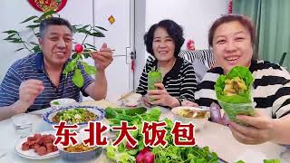 【160斤大龄女】东北大饭包，白菜叶子裹上土豆酱，配上老爸种的小菜，吃得嘎嘎香