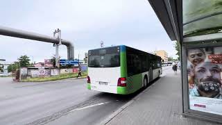 Jeden autobus przyjeżdża a drugi odjeżdża