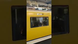 イエローハッピートレイン‼️京急1000形1057編成　快特押上行き　京急川崎駅停車中