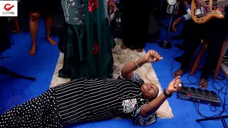 Watch how Evang. Tope Alabi fell \u0026 rolled on the floor as Bukola Bekes ministered during her program