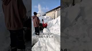 屋根の雪が落ちて建物に入れない！#shorts