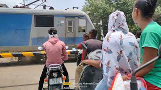 ANAND KHAMBHAT MEMU CROSSING FATAK NUMBER 29 AT PETLAD #indianrailways #memutrain