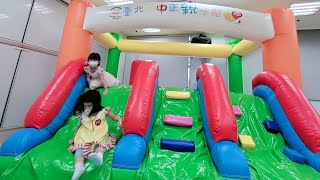 【中正親子館】超好玩的充氣溜滑梯！還有用心的主題小活動(媞4Y1M2D、喬2Y7M2D)