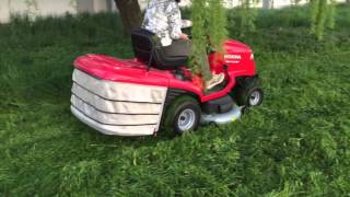 HONDA HF2622 - Prova su campo in versione mulching su erba altissima e raccolta su pendenza