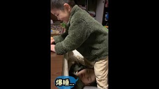 【双子の兄弟】寝てる兄をまたいでふざける双子の弟