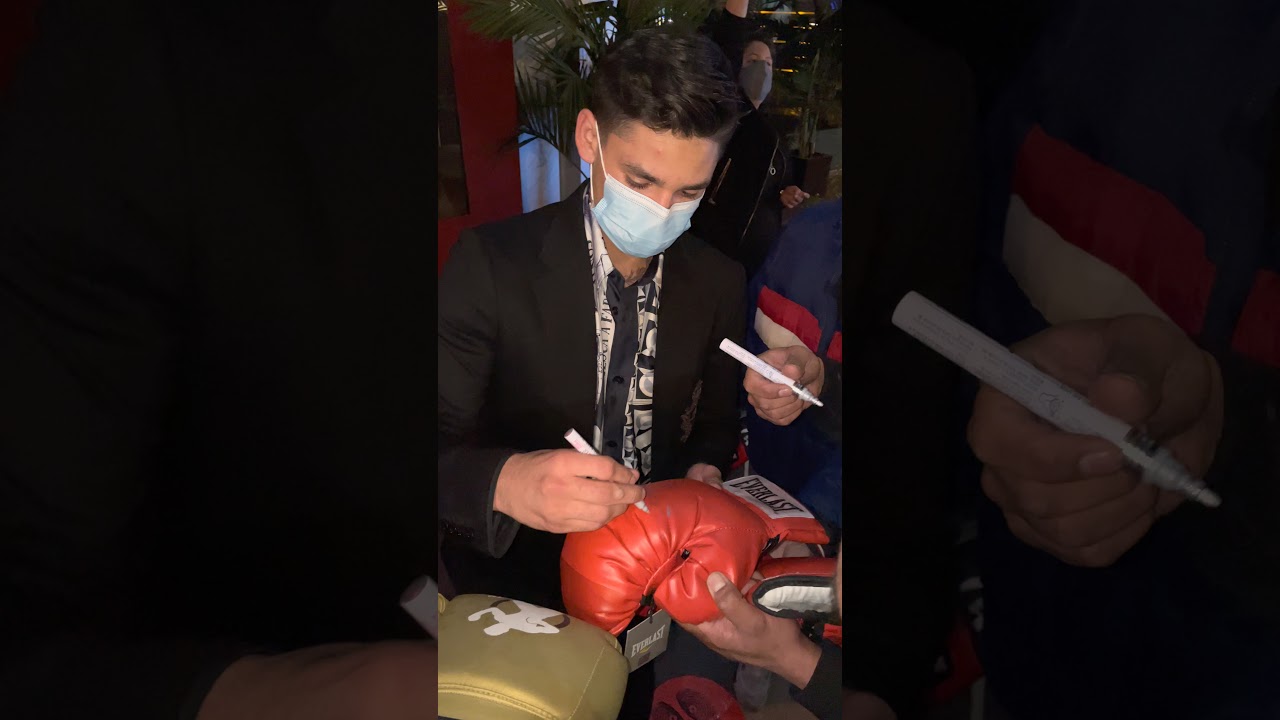 King Ryan Garcia Signing Some Autographs From Victorville California ...