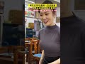 网友在饭店遇到一位老板娘，一头黑长直秀发 肤白貌美！