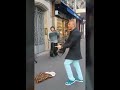 il devient fou en pleine rue il crie sur les danseurs