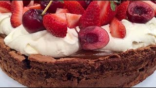 Torta sin harina de chocolate, dulce de leche y frutillas