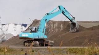 パワーショベル  Kobelco  SK 230 ダンプカーに砂利積み込み作業