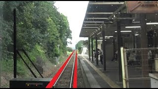 住宅街を貫く地平の単線となる南久留米駅～久留米大学前駅間を走行する久大本線下りキハ220形の前面展望