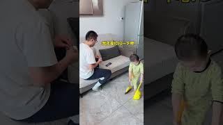 爸爸看手机太入迷，乱丢垃圾，宝宝的举动太解气！#cute #baby #funny #comedy